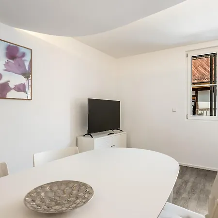Apartamento Metta - Hochwertig Sanierter Altbau Mit Terrasse Auf Der Insel
